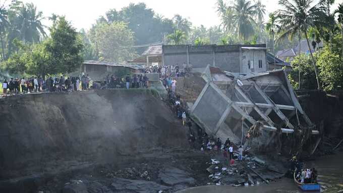 Hundreds missing after floods and landslides devastate Sumatra