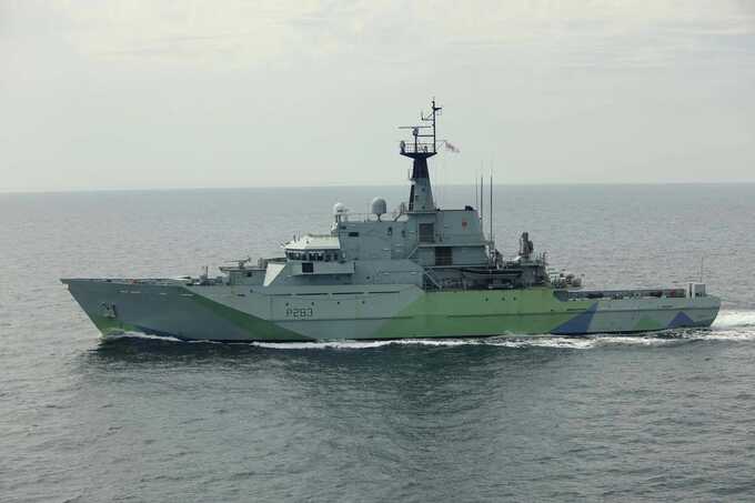 Royal Navy shadows Russian warship protecting shadow fleet tankers near Britain