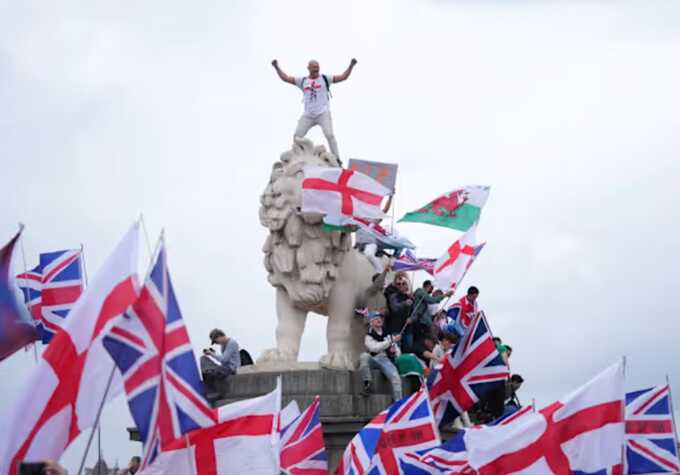 Labour bans seven far-right figures from entering UK ahead of Tommy Robinson rally