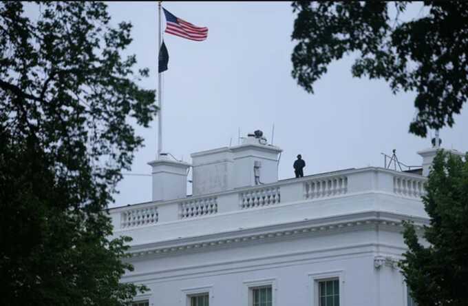 White House shooting leaves gunman dead after attack on Secret Service checkpoint