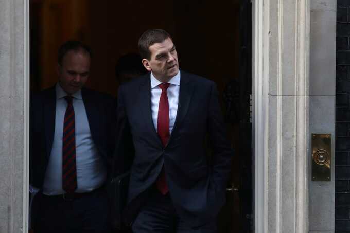 Former Foreign Office chief Sir Olly Robbins sues Starmer over Mandelson sacking