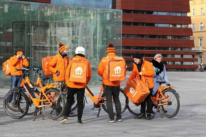 Polish food delivery giant PysznePL to fire 5,000 couriers and rehire them through intermediaries on worse terms