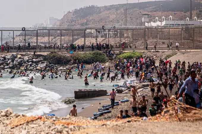 Hundreds storm Spanish border as migrant crisis deepens in Ceuta