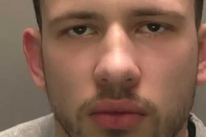 Prison officer had 1,367 contacts with drug dealer inmate in secret relationship and took thousands from his family