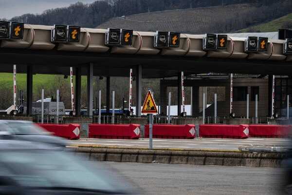 British family caught lifting French toll barriers to avoid paying for months