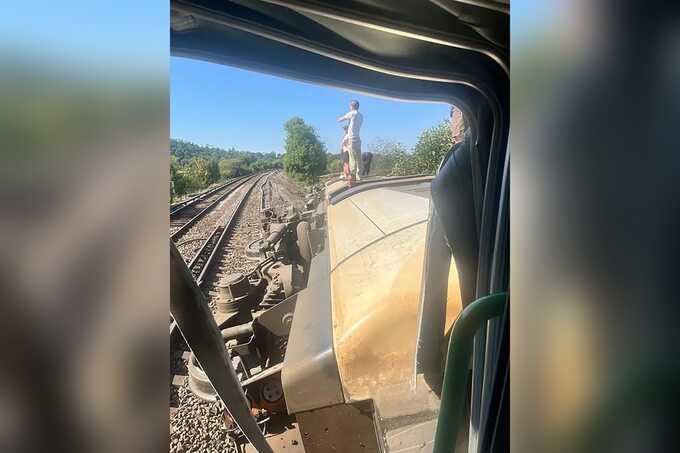Train derails in southern England, leaving 11 injured and two seriously hurt