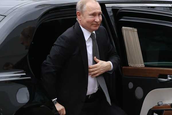 Putin-linked Aurus limousine bursts into flames near Moscow FSB headquarters