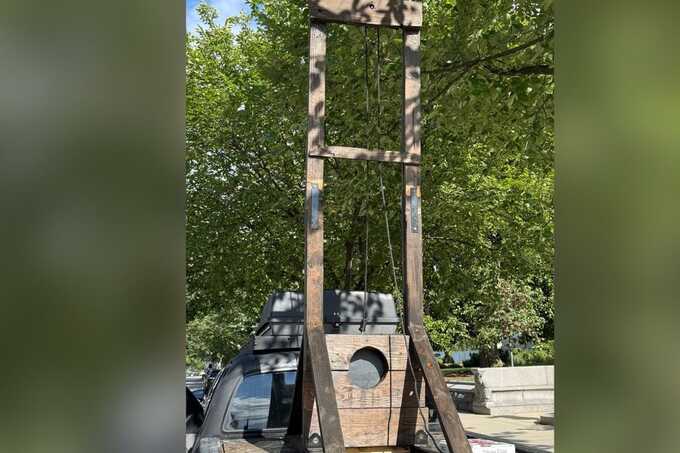 Man arrested after guillotine seized from pickup truck near US Supreme Court