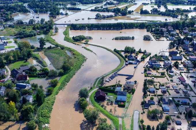 Six detained over alleged €900,000 flood compensation fraud in Poland
