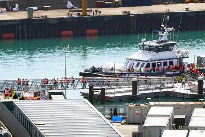 Nearly 500 migrants cross Channel in single day after ten-day hiatus
