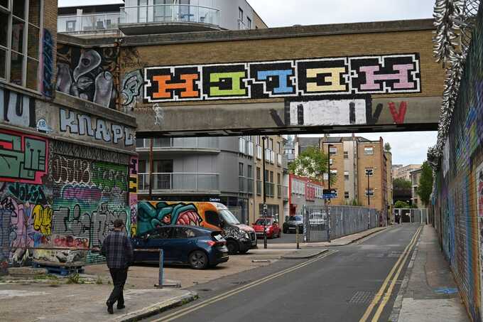 Artist who "upset Queen Elizabeth II with Windsor graffiti" dies aged 34