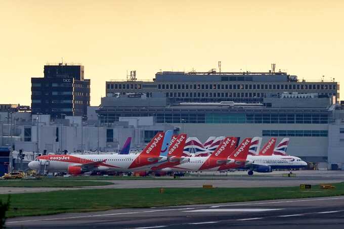 Gatwick runway shut after Boeing 787 technical fault sparks chaos and flight diversions