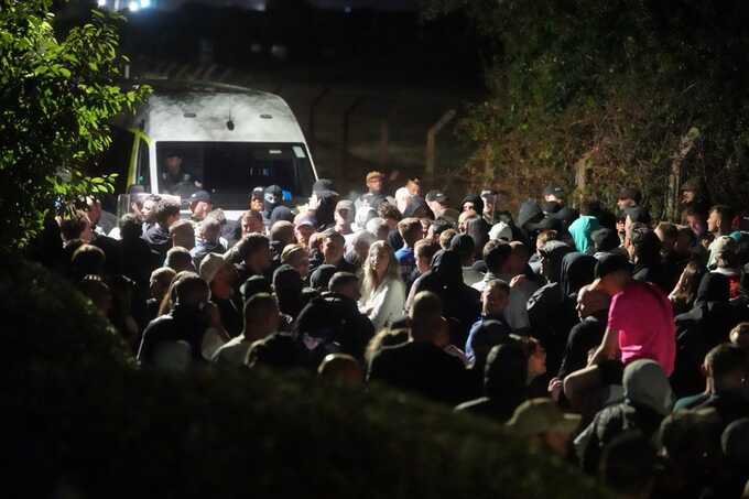 Hundreds clash with riot police after migrant boat carrying 140 reaches Portsmouth