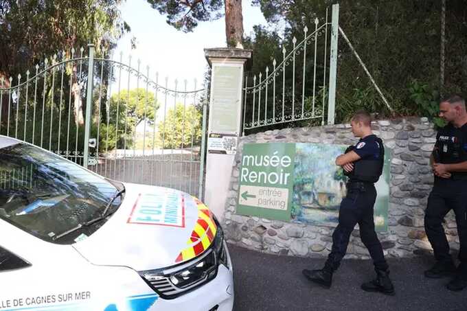 Three Renoir paintings worth €9m stolen from museum in southern France