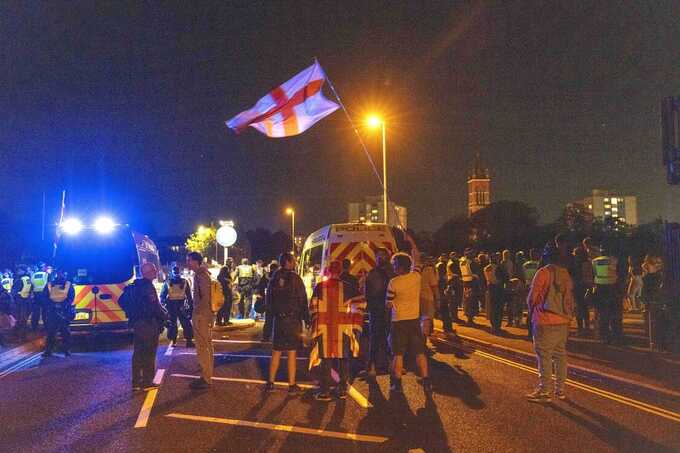 Gosport erupts as hundreds clash with police over migrant boat arrival
