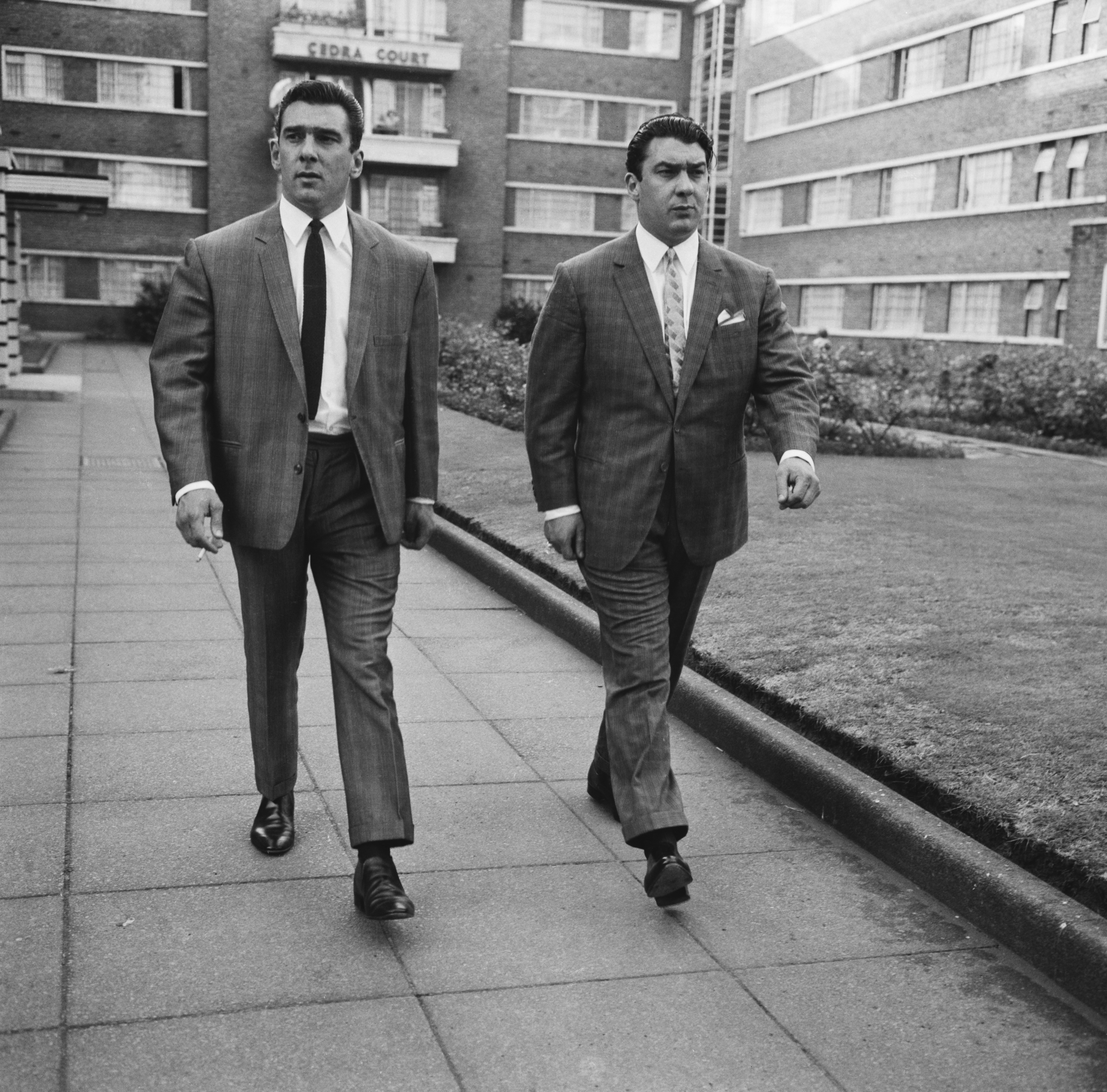 Feared gangsters Ronnie and Reggie Kray in London in 1964 eiqrtikuiqeuinv