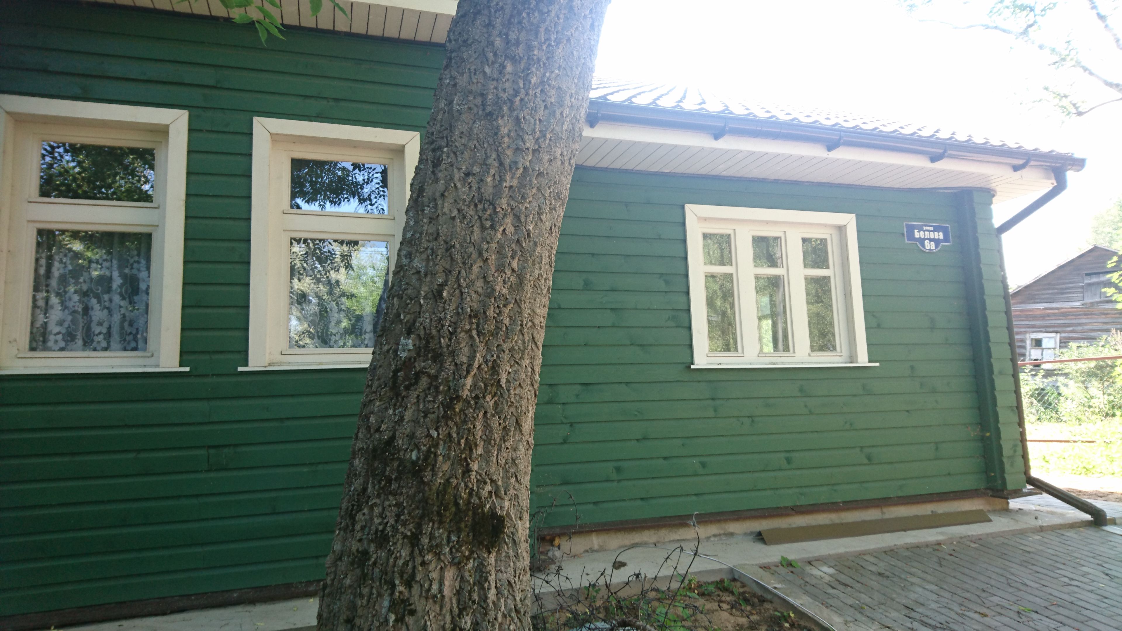 Ždanoka’s family house in Valdai, a favourite place for holidaymakers. Before and after the renovation, which, as we can see from the emails, was paid for by the MEP.