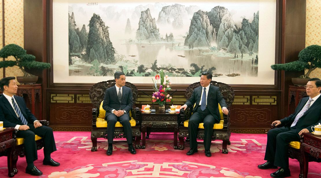 A meeting with former Hong Kong Chief Executive Leung Chun-ying and Chinese leader Xi Jinping in Zhongnanhai on December 26, 2014, a large landscape painting in the background. eiqrtidzqiktinv