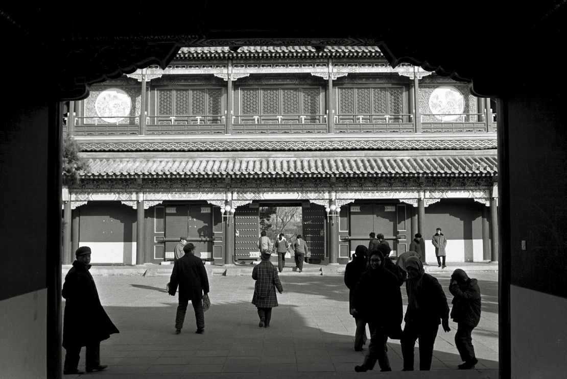 A shot of Zhongnanhai with visitors from the public in 1983.
