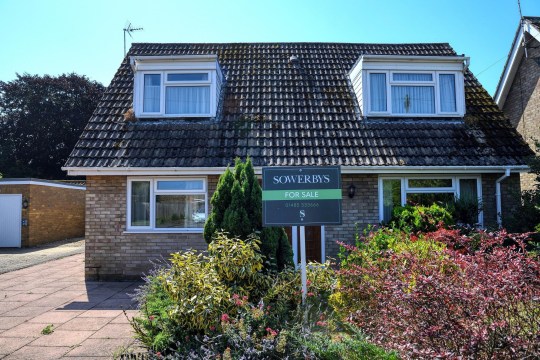 The Bateson’s neighbour’s home is seen with a ’for sale’ sign in the yard eiqeeiqqtirdinv