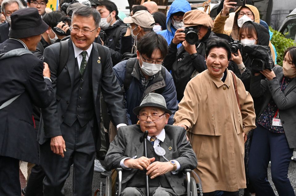 Iwao Hakamada, centre, pictured last year with his sister, right eiqrtiqxkiqkxinv