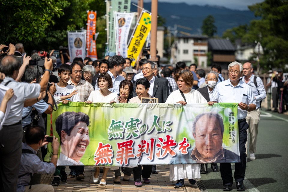 Hakamada’s sister Hideko leads his supporters at court today