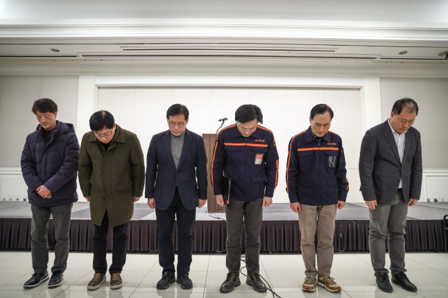 epa11796813 Jeju Air CEO Kim E-bae (C-R) and other company officials express their apologies ahead of a press conference held in Seoul, South Korea, 29 December 2024, hours after the deadly crash of one of its flights at Muan International Airport in Muan, 288 kilometers southwest of Seoul. EPA/YONHAP SOUTH KOREA OUT