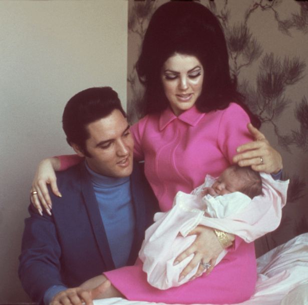 Elvis Presley with Priscilla Beaulieu Presley and their daughter, Lisa Marie eiqkiqxxideeinv