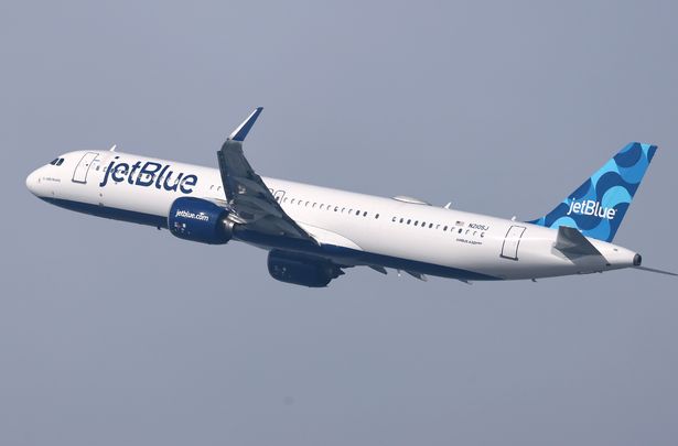 A photo of a JetBlue plane qhiqhhidqqithinv