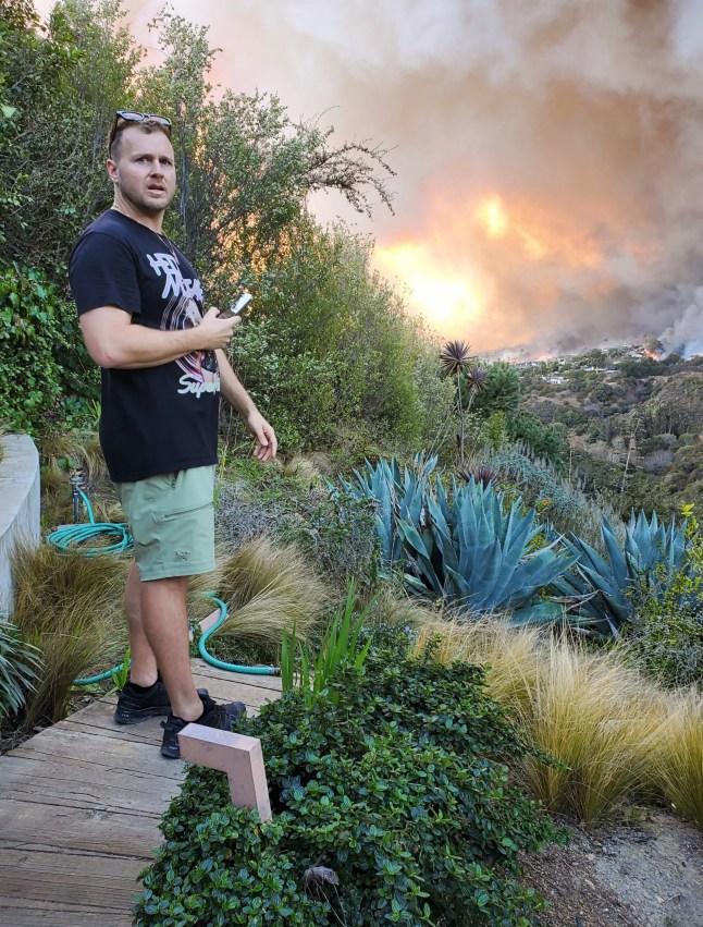 EXCLUSIVE: Spencer Pratt is seen watching wildfire as it approaches his family home in Palisades fire as he evacuates after gathering valuables from his home with his father. 07 Jan 2025 Pictured: Spencer Pratt. Photo credit: APEX / MEGA TheMegaAgency.com sales@mega.global 14260895 All the celebrities living in Pacific Palisades as raging fire threatens 10,000 idyllic homes in Los Angeles