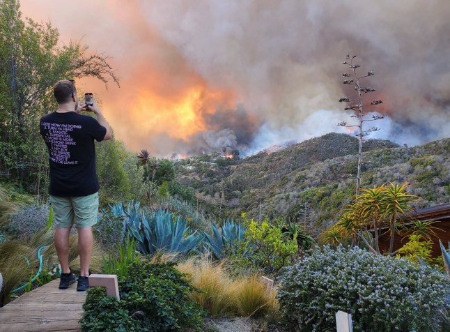 EXCLUSIVE: Spencer Pratt is seen watching wildfire as it approaches his family home in Palisades fire as he evacuates after gathering valuables from his home with his father. 07 Jan 2025 Pictured: Spencer Pratt. Photo credit: APEX / MEGA TheMegaAgency.com sales@mega.global 14260895 All the celebrities living in Pacific Palisades as raging fire threatens 10,000 idyllic homes in Los Angeles