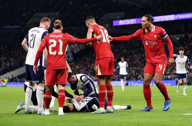 Players from both sides surrounded Bentancur qhiddxiqhkidedinv