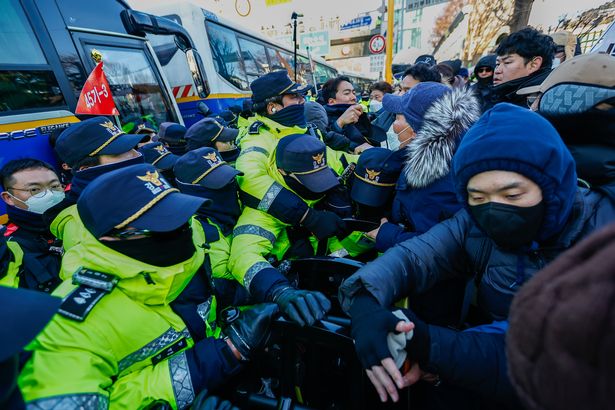 Yoon Suk Yeol’s supporters confront police amid a tense stand-off at the compound eiddidrdiqxuinv