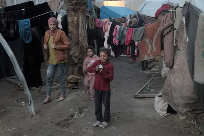 Displaced Palestinians are pictured at a temporary shelter in Deir al-Balah, central Gaza Strip qhiqquiqzeiqezinv