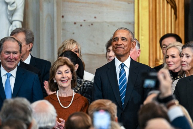 (L-R) Former President George W. Bush, Former First Lady Laura Bush and Former President Barack Obama arrive for the inauguration ceremony where Donald Trump will sworn in as the 47th US President in the US Capitol Rotunda in Washington, DC, on January 20, 2025. (Photo by Kenny HOLSTON / POOL / AFP) (Photo by KENNY HOLSTON/POOL/AFP via Getty Images) eiqrtiquuiqzqinv