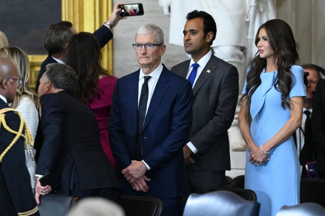 epa11838830 (L-R) Apple CEO Tim Cook, Vivek Ramaswamy and Secretary of Homeland Security nominee Kristi Noem attend the inauguration ceremony before Donald Trump is sworn in as the 47th US President in the US Capitol Rotunda in Washington, DC, USA, 20 January 2025. EPA/SAUL LOEB / POOL