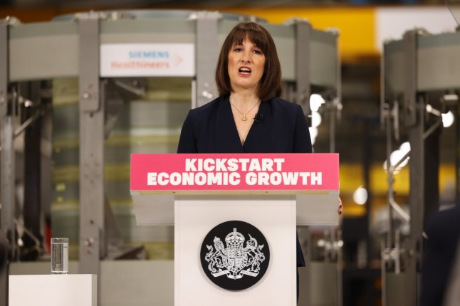 epa11859879 Britain’s Chancellor of the Exchequer, Rachel Reeves, delivers a speech on UK growth at the Siemens Healthineers factory near Oxford, Britain, 29 January 2025. Reeves will pledge to go ’further and faster’ to boost the UK economy by unblocking new infrastructure projects, aiming to attract investors and win back business support after a rocky start to her tenure. EPA/CHRIS RATCLIFFE / POOL