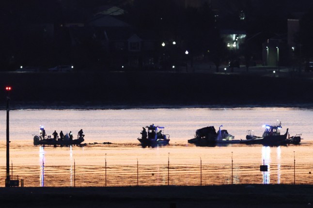 Rescuers on a boat work, as the sun rises, at the site of the crash after a Black Hawk helicopter collided with the American Eagle flight 5342, which was approaching Reagan Washington National Airport, and crashed into the Potomac River, outside Washington, U.S., January 30, 2025. REUTERS/Kevin Lamarque eiqrtiqzqiqquinv