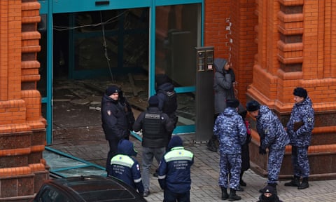 Law enforcement officers at the site of the blast in Moscow eiqeridrtidekinv