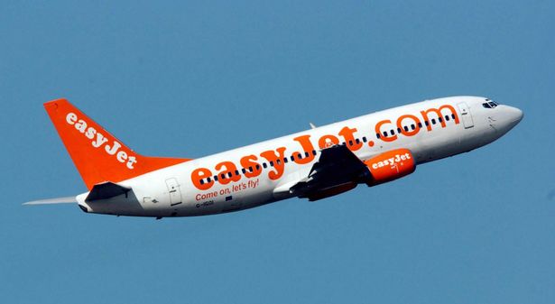 easyJet Boeing 737 in the air eiqekiqhqirhinv