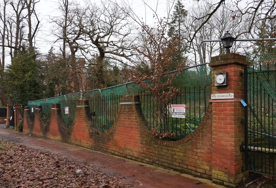 The land which previously housed The Georgians, Redcroft and Ilkley House is now derelict qhidddidrhiqzkinv