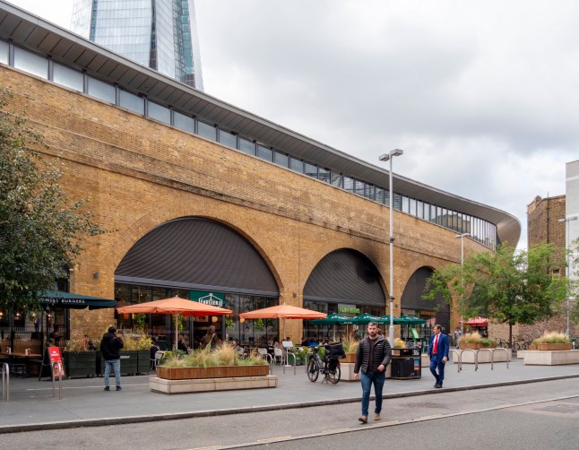 A row of restaurants on the outside of London Bridge station. eiqriqeqiqxuinv