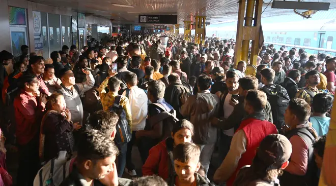 Heavy Rush In Trains For Last Amrit Snan On Prayagraj Kumbh eiqehietiqqrinv