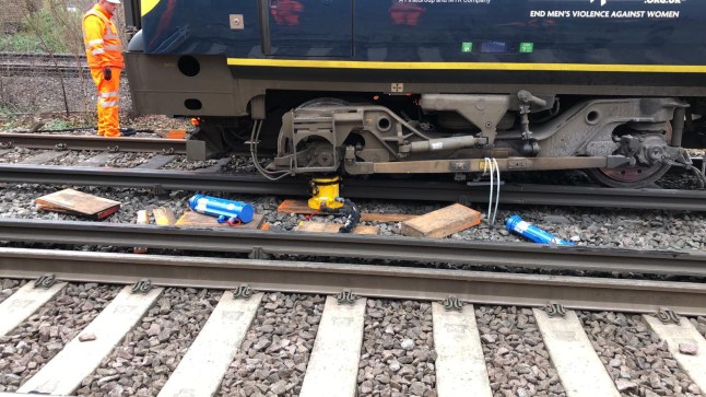 Network Rail Wessex @NetworkRailWssx ? Mar 4, 2024 Train derailment at Walton-on-Thames tdiqtiqehiqeinv