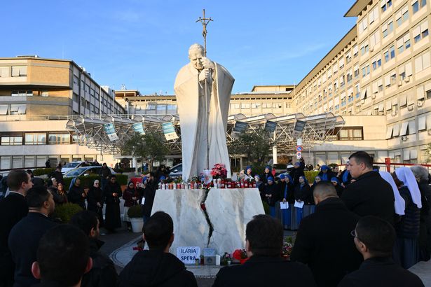 People pray at the statue of John Paul II outside the Gemelli hospital qhxidiqxkiqxqinv