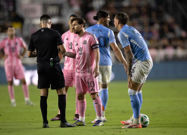 Messi speaking with referee Alexis Da Silva qhiddqiqxeikhinv