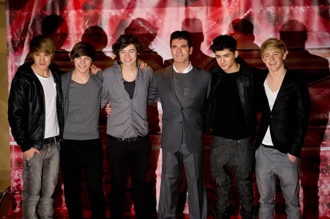 Liam Payne, Louis Tomlinson, Harry Styles, Zane Malik and Niall Horan of ’One Direction’ together with Simon Cowell qhiddqiqqiqxxinv