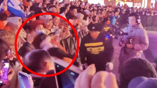 Robot appears to attack crowd of people. eiqeeiqqriqehinv