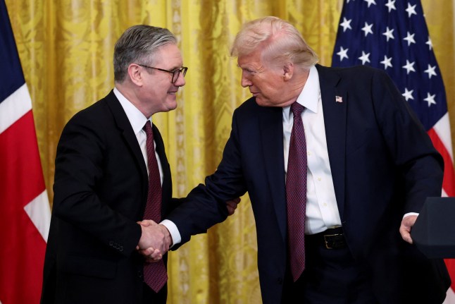 U.S. President Donald Trump and British Prime Minister Keir Starmer shake hands at a press conference at the White House in Washington, D.C., U.S., February 27, 2025. REUTERS/Kevin Lamarque eiqdhiddxidztinv