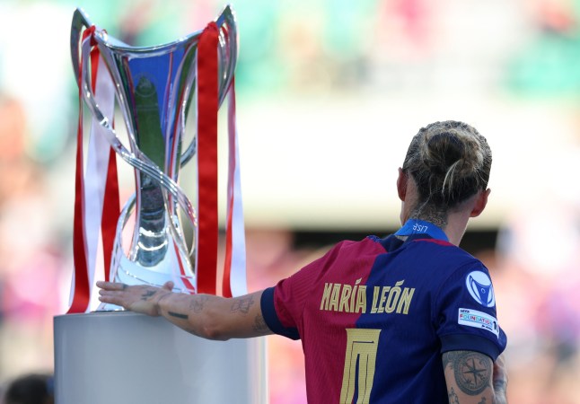 LISBON, PORTUGAL - MAY 24: Maria Leon of FC Barcelona walks past the UEFA Women&rsquo;s Champions League trophy following defeat in the UEFA Women&rsquo;s Champions League final match between Arsenal WFC and FC Barcelona at Estadio Jose Alvalade on May 24, 2025 in Lisbon, Portugal. (Photo by Maja Hitij/Getty Images) tidttiqzqiqkdprw qhxidiqxkiqerinv